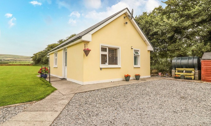 Banna Cottage | Romantic Moybella Lodge with Garden in Ballybunion, Kerry