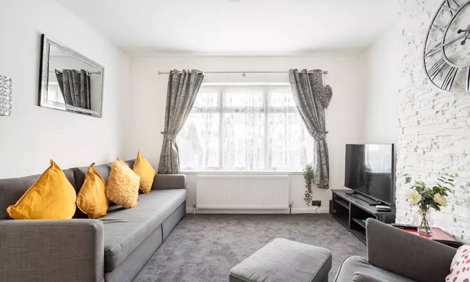 Redbridge Apartment | Charming One-Bed Apartment Near Gants Hill Tube Station