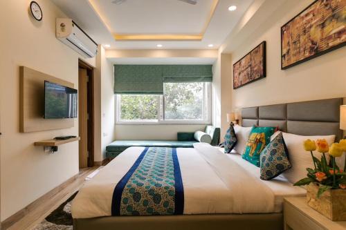 New Friends Colony Bed & Breakfast | Comfortable MOYDOM Private Ensuite with Shared Amenities