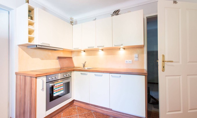 Taxham House | Comfortable Stay in Salzburg with Pool and Spa Amenities