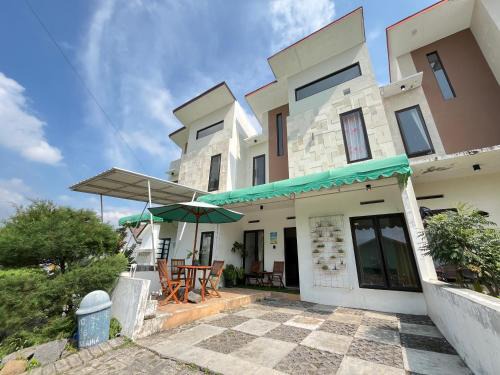 Dinoyo Villa | Budget-Friendly Villa Murah in Malang with Kitchen & Kids' Perks