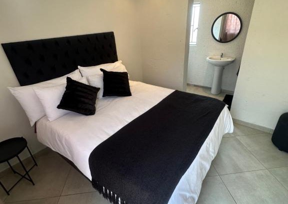 Elias Motsoaledi Bed & Breakfast | Cozy Mphagahle B&B: Poolside Retreat with Breakfast Included