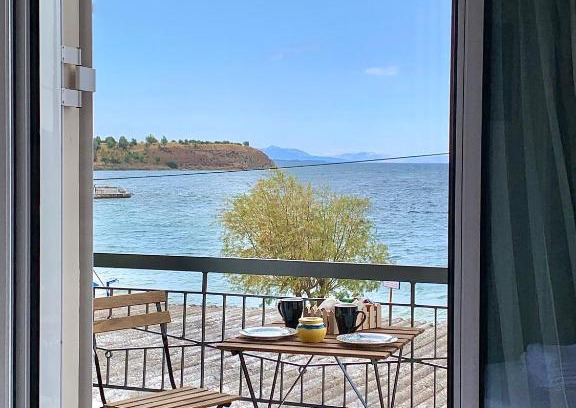 Lefkandi Hotel | Relaxing Oceanfront Retreat at Mpiritis Mare Hotel