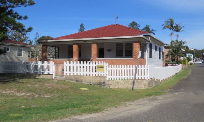 South West Rocks House | Cozy Mrs Mottee's Cottage: Beachside Bliss with Ocean View