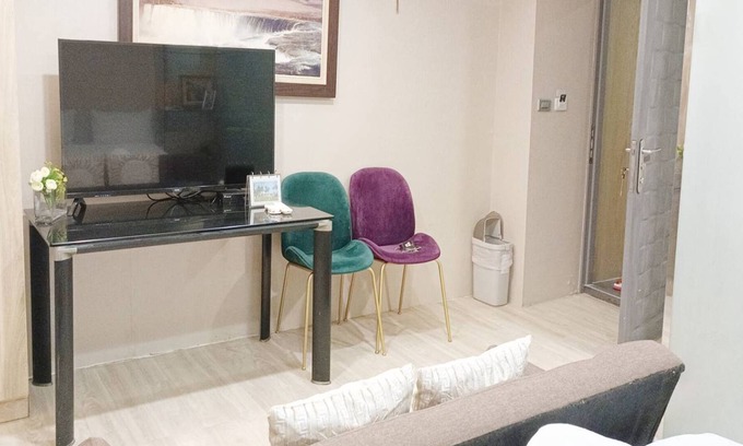 Zhongshan Apartment | 【MRT Premium Room with Window and Balcony】Monthly Stay
