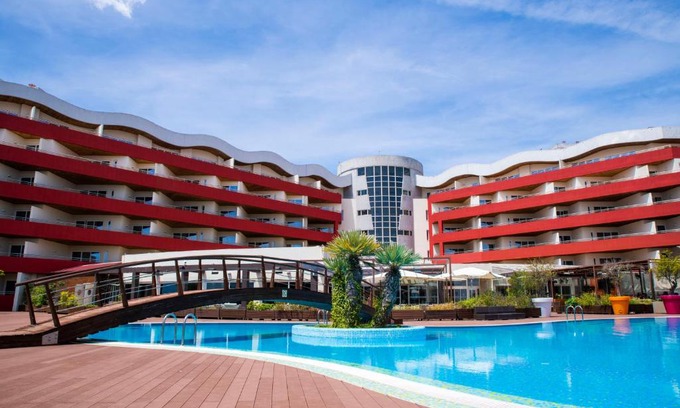Linda-a-Velha Hotel | Discover MS Aparthotel: Pet-Friendly Retreat with Pool