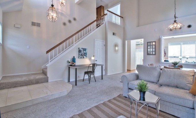 Carmine - Parkmont House | Cozy 4bd Home with Easy Access to Major Freeways