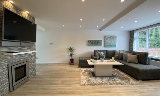 Kidlington House | Family-Friendly Msquared Villa: Modern 3-Bedroom Retreat