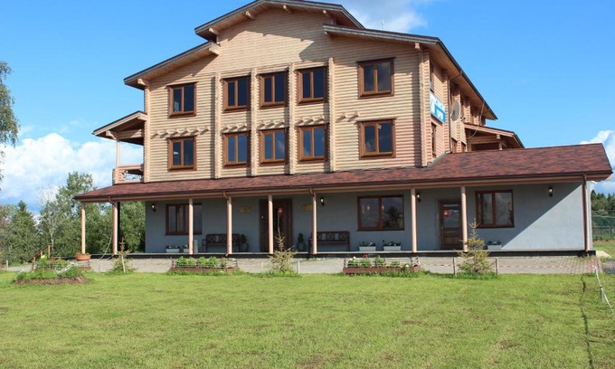 Vereb'Inskoe House | Pet-Friendly Mstinskie Gorki Hotel with Pool & Breakfast
