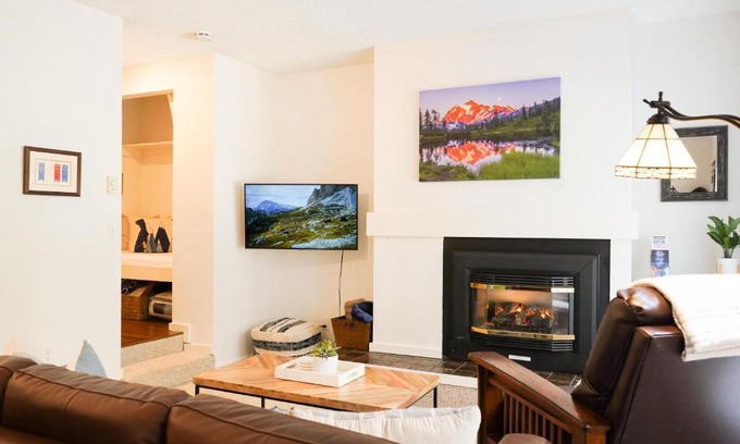 Glacier House | Inviting Mt Baker Den: Family-friendly Retreat with Hot Tub