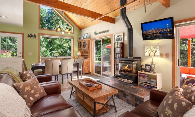 Glacier Cabin | Cozy Mt Baker "Eh" Frame with Hot Tub & Pet-Friendly Perks