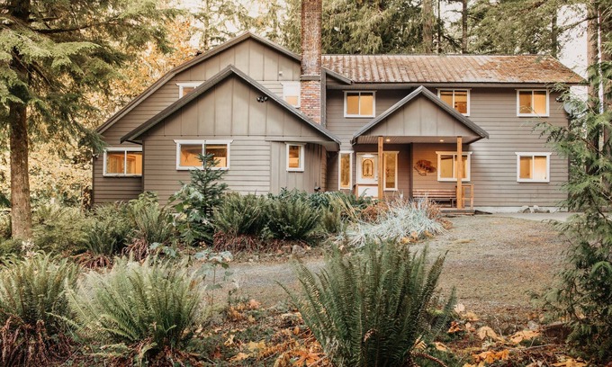 Warnick Cabin | Spacious Mt Baker Lodging Cabin #3 with Great Amenities