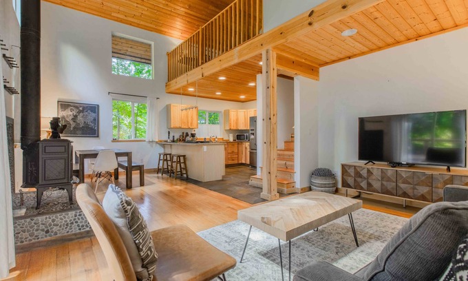 Glacier Cabin | Inviting Mt Baker Retreat with Hot Tub & Cozy Fireplace