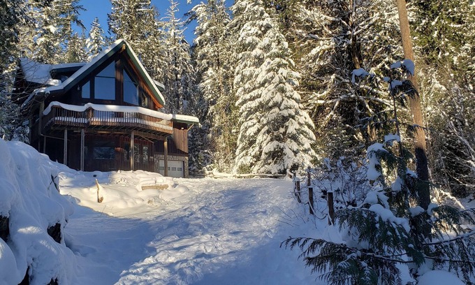 Glacier House | Pet-Friendly Mt Baker's Skyline with Hot Tub & Kitchen