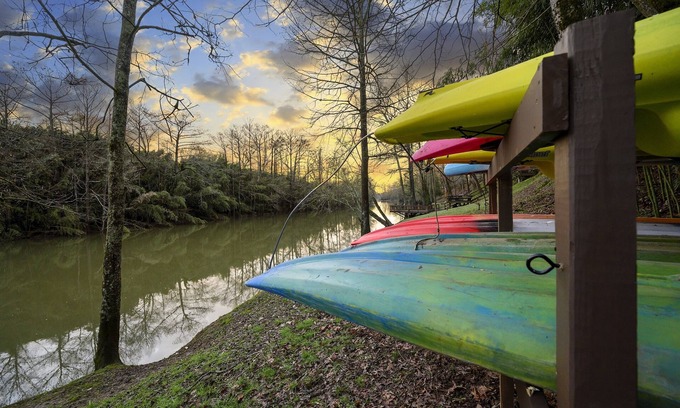 Broken Bow Cabin | Experience Mt Fork Riverfront: 3 Bedroom Retreat with Hot Tub