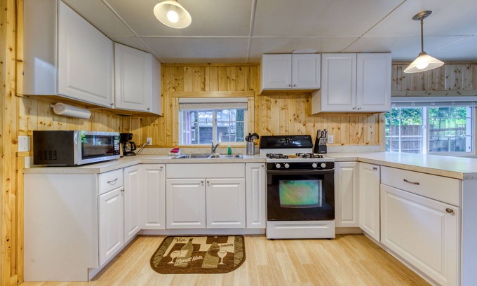 Rhododendron Cabin | Cozy Mt. Hood Cabin with Wood Stove & Pet-Friendly Vibes