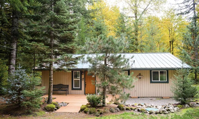 Zigzag Cabin | Cozy Mt. Hood Cabin with Zig Zag River Sounds & Hot Tub