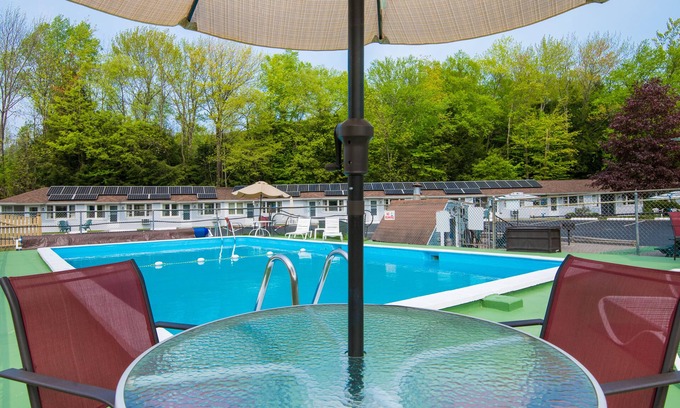 Lincoln Hotel | Eco-Friendly Mt Liberty Cabins with Pool & Breakfast