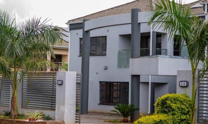 Mazowe House | Highly Rated Mt Pleasant Holiday Villa with Breakfast Included