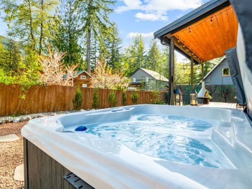 Paradise Estates House | Mt Rainier Retreat Private Hot Tub Firepit