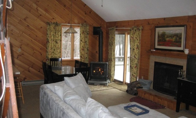 West Dover House | Pet-Friendly Mt. Snow Townhouse with Outdoor Hot Tub