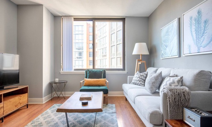 Mount Vernon Triangle Apartment | Convenient Mt Vernon 1BR with Gym Near Metro & Convention