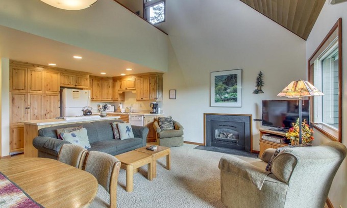 Overlook Park Hotel | Comfortable Mt View 7: Experience Sunriver's Pool & Hot Tub