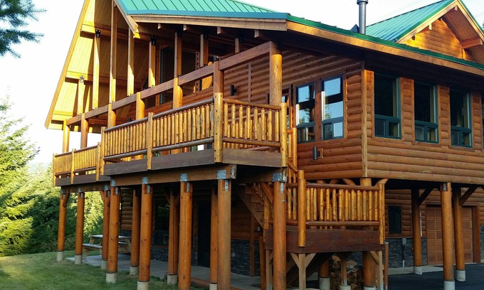 Cle Elum Ski Chalet | Scenic Log Home with Mountain Views & Pet-Friendly Amenities