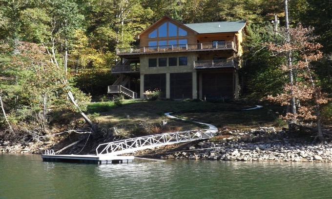 Butler Cabin | Lakefront MTN Cabin: Canoe, Kayaks & Hot Tub Retreat