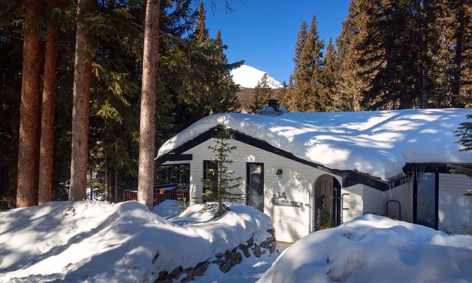 Valley of the Blue House | Mountain Getaway: Breathtaking Views & Private Hot Tub