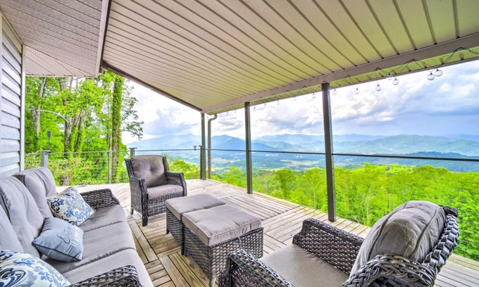 Waynesville House | Mountain Treehouse: Fire Pit & Scenic Views Await