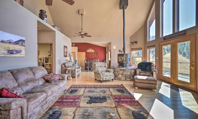 Cripple Creek House | Cozy Mtn-View Cabin with Deck, Perfect for Families!