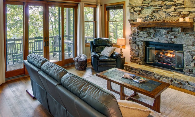 Mountain Air Condo | Burnsville Condo: Relax with Mountain Views & Pet-Friendly Stay