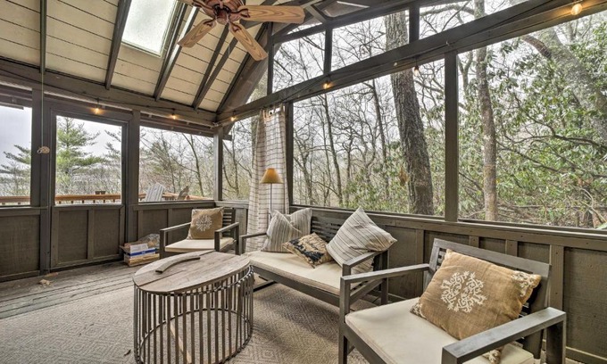 Cashiers House | Pet-Friendly Mountain View Cabin with Screened Porch