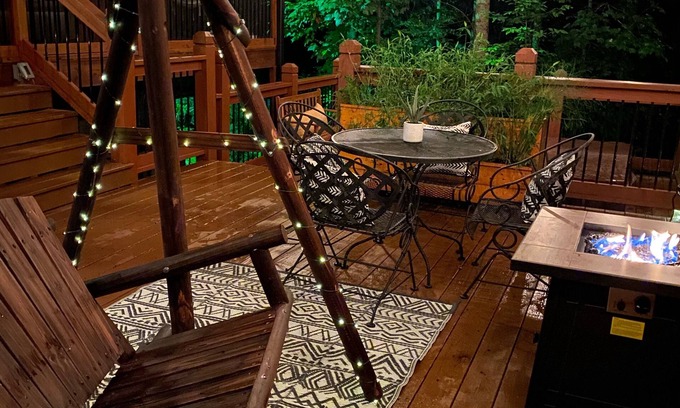 Williamstown Cabin | Inviting Mountain Retreat with Hot Tub & Fire Pit Near Blue Ridge