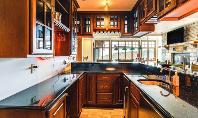 Fairfield Bay Cottage | Pet-Friendly Shirley Pool House with Ocean View & Smart TV