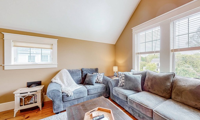 Camden Apartment | Cozy Mountain-View Studio with Firepit and Fast WiFi