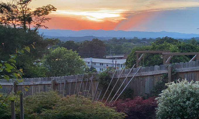 East End - Valley Street House | Stylish Downtown Retreat with Mountain Views & Top Amenities