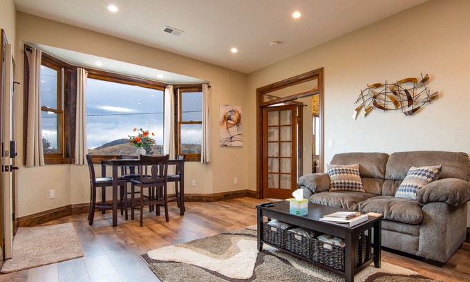 Cripple Creek House | Relaxing Getaway: MTN Views, Rain Shower & Fireplace