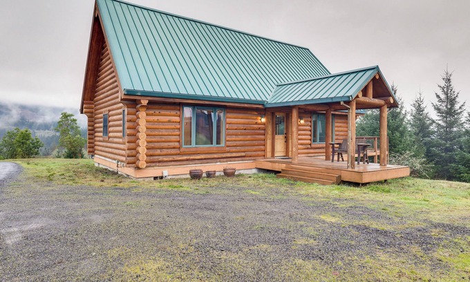 Newberg Cabin | Mtn & Vineyard Views: Oregon Wine Country Escape