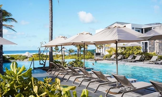 Plaine Magnien Hotel | Beachfront Garden View Units with Pool and Free Parking