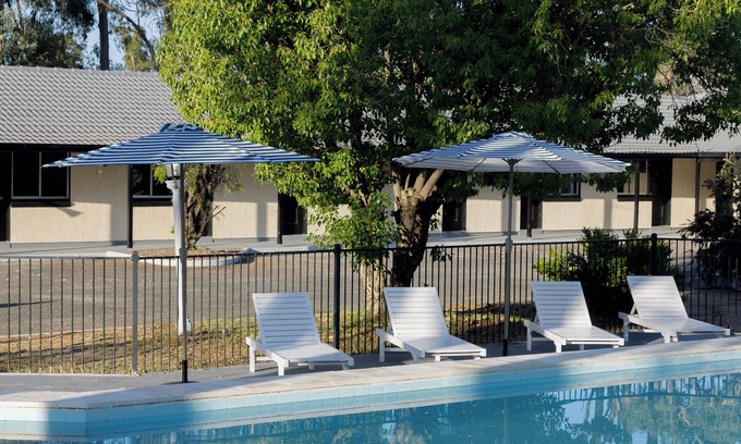 Coonabarabran Hotel | Comfortable Stays at Matthew Flinders Motor Inn with Pool