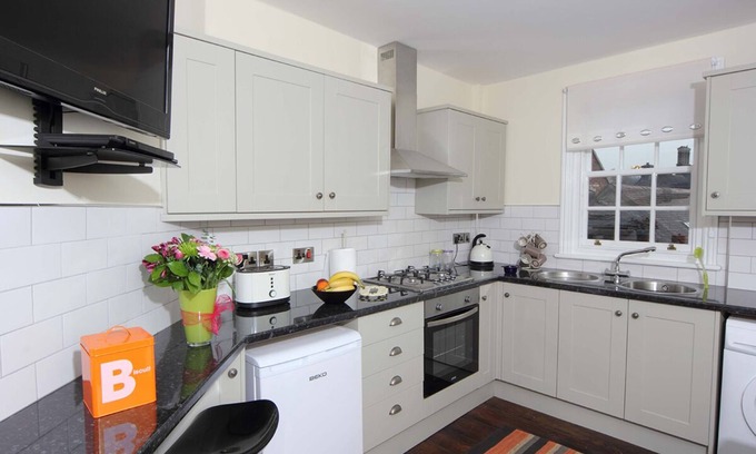 Much Wenlock Apartment | Stylish Wenlock Studios: Guest Rated 9/10 with Breakfast & Kitchen