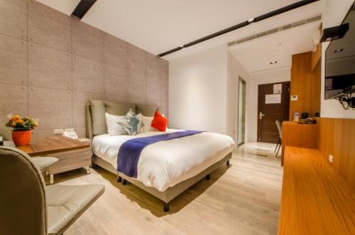 Jiaoxi Hotel | Tranquil Retreat at Mucun Hot Spring Resort with Breakfast