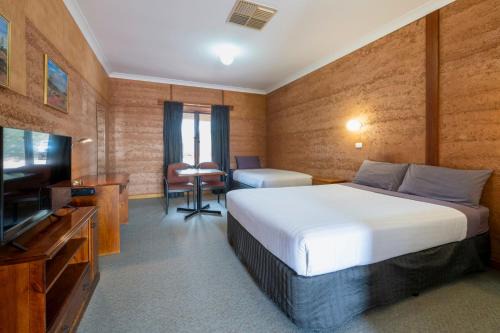 Coober Pedy Hotel | Discover the Mud Hut Motel: A 4-Star Family Retreat