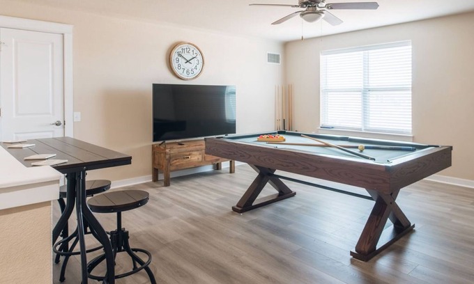 Mueller House | Ideal Home Near Downtown with Pool Table & Ocean View