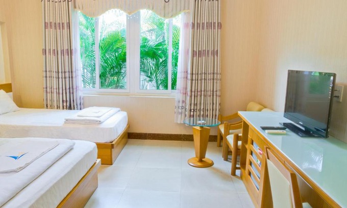 Tuy Phong Hotel | Guest Rated 10/10: Mui Tau Hotel with Ocean Views