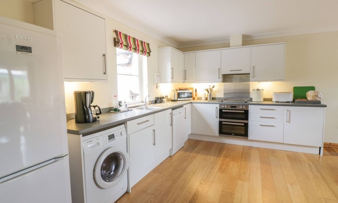 Murthly Cottage | Family-Friendly Retreat at Muir Iosal with Pet Perks