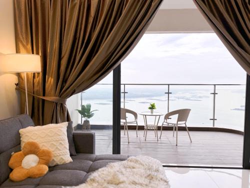 Central District Apartment | Seaview Escape: 4-Star Hotel with Pool & Hot Tub