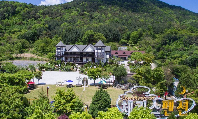 Samgong-ri Condo | Cozy Muju Cherish Pension with Pool and Family Amenities